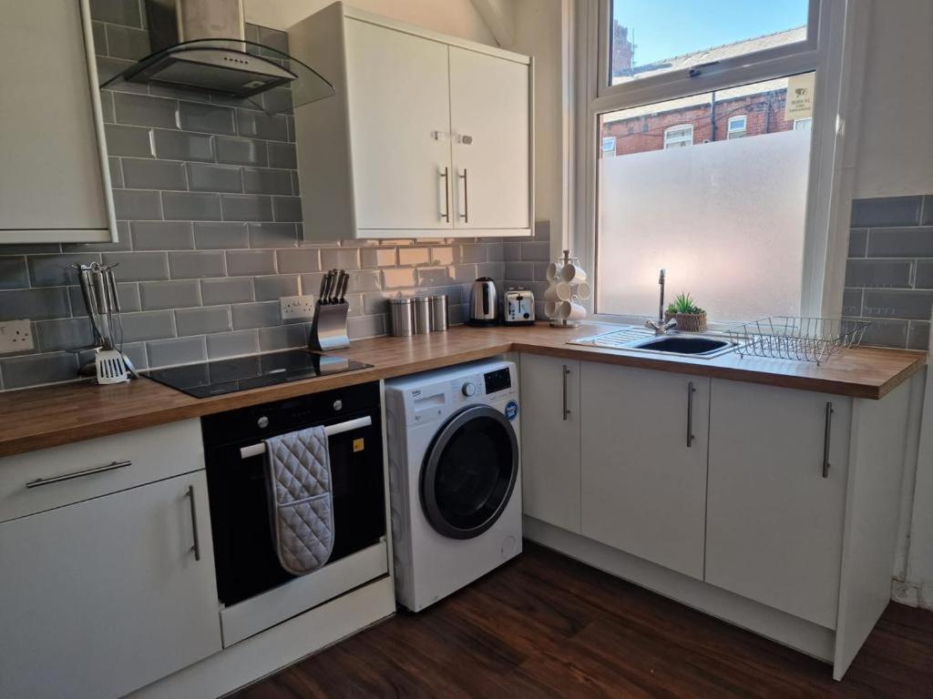 Cosy 3 Bedroom House In Beeston, Leeds, Ls11 7Jp ลีดส์ ภายนอก รูปภาพ